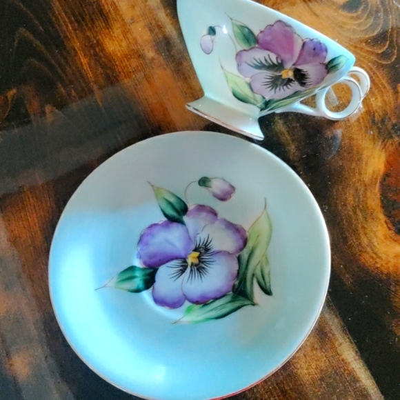 Pansy cup & saucer hand painted - Picture 2 of 7